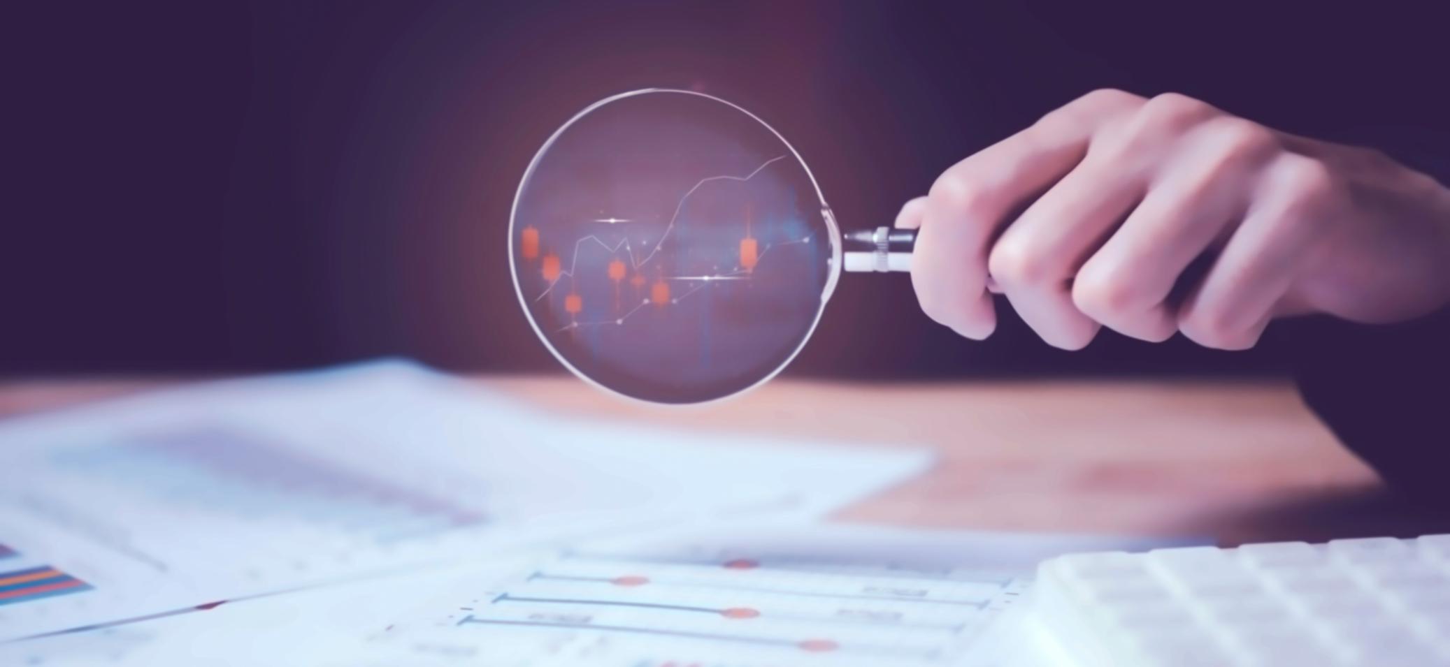 Estudiantes analizando métricas de tráfico web